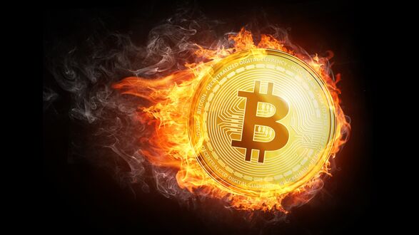 Обои на рабочий стол Золотая монета Биткоин / Bitcoin в пламени на черном фоне