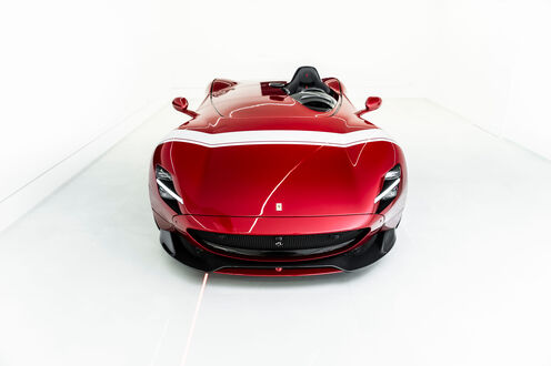 Обои на рабочий стол Красный автомобиль Ferrari monza sp2 на белом фоне