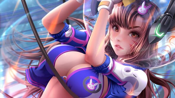 Обои на рабочий стол Дива / D. Va в сине-белом костюме позирует на фоне светящихся линий из игры Overwatch
