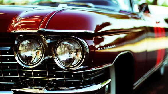 Обои на рабочий стол Автомобиль Cadillac Eldorado / Кадиллак Эльдорадо бордового цвета на улице