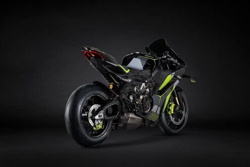 Обои на рабочий стол Мотоцикл Ducati / Дукати черного цвета с зелеными элементами стоит на черном фоне