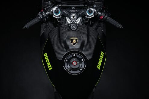 Обои на рабочий стол Бак мотоцикла Ducati / Дукати из карбона с логотипами Ducati / Дукати на черном фоне