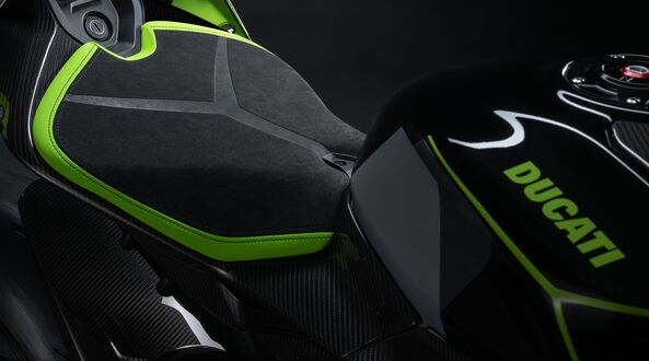 Обои на рабочий стол Сиденье мотоцикла Ducati / Дукати из углеродного волокна с зеленой окантовкой на черном топливном баке