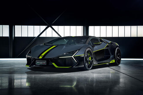 Обои на рабочий стол Автомобиль Lamborghini Centenario / Ламборгини серо-черного цвета с желтыми полосами стоит в темном ангаре на фоне больших окон