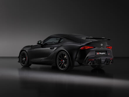 Обои на рабочий стол Автомобиль Toyota / Тойота GR Supra / GR Супра A90 / А90 Final Edition / Финал Эдишн черного цвета стоит на темном фоне
