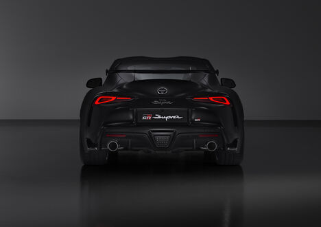 Обои на рабочий стол Toyota GR Supra A90 Final Edition 2025 на темно-сером фоне вид сзади