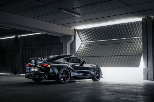 Обои на рабочий стол Toyota GR Supra A90 Final Edition 2025 черного цвета выезжает с подземной парковки