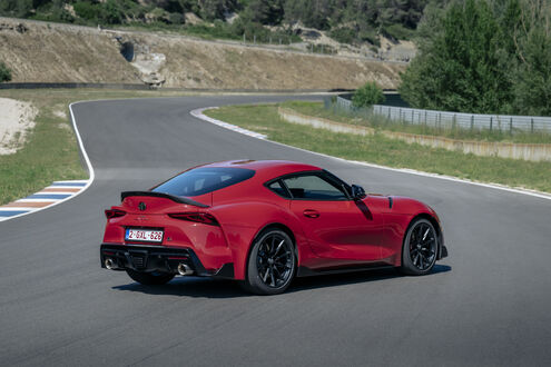Обои на рабочий стол Toyota GR Supra Lightweight EVO 2025 красного цвета на треке