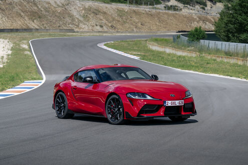Обои на рабочий стол Toyota GR Supra Lightweight EVO 2025 в красном окрасе посреди дороги