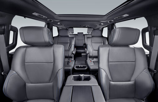 Обои на рабочий стол Салон Toyota / Toyota Sequoia Platinum с кожаными сиденьями серого цвета
