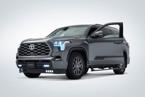 Обои на рабочий стол Автомобиль Toyota Sequoia / Тойота Секоя Platinum стоит на светлом фоне, передняя левая дверь открыта