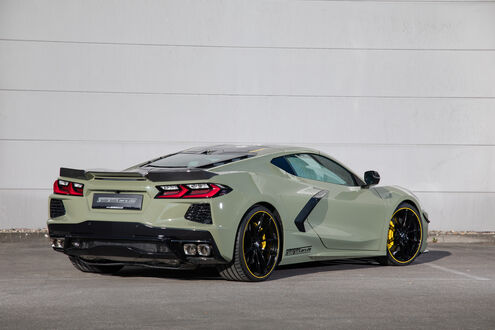 Обои на рабочий стол Chevrolet Corvette Stingray 3LT Coupe у белой стены гаража сзади