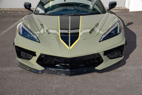 Обои на рабочий стол Chevrolet Corvette Stingray / Шевроле Корвет Стингрей стоит на парковке в солнечный день на фоне серого здания