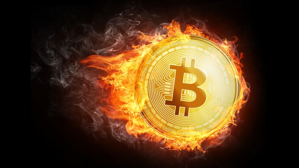Обои для рабочего стола Золотая монета Биткоин / Bitcoin в пламени на черном фоне