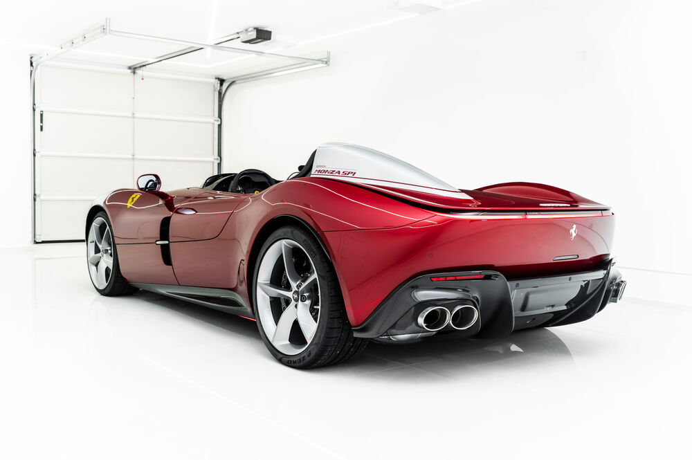 Обои для рабочего стола Автомобиль Ferrari Monza SP1 красного цвета стоит в белом гараже