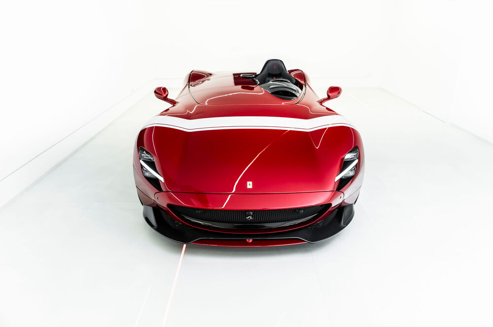 Обои для рабочего стола Красный автомобиль Ferrari monza sp2 на белом фоне