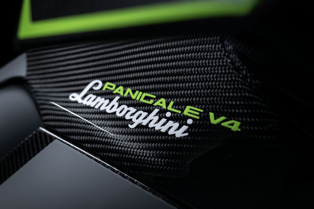 Обои для рабочего стола Логотип Lamborghini Panigale V4 находится на углепластиковой поверхности мотоцикла