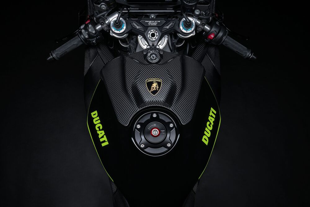 Обои для рабочего стола Бак мотоцикла Ducati / Дукати из карбона с логотипами Ducati / Дукати на черном фоне