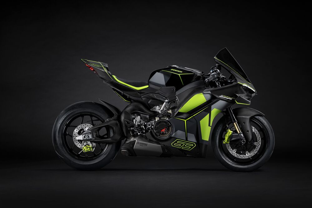 Обои для рабочего стола Мотоцикл Ducati / Дукати черного цвета с зелеными полосами стоит на черном фоне