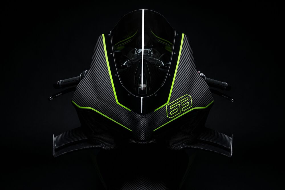 Обои для рабочего стола Фрагмент мотоцикла Ducati / Дукати с углеродным волокном и неоновыми полосками на черном фоне