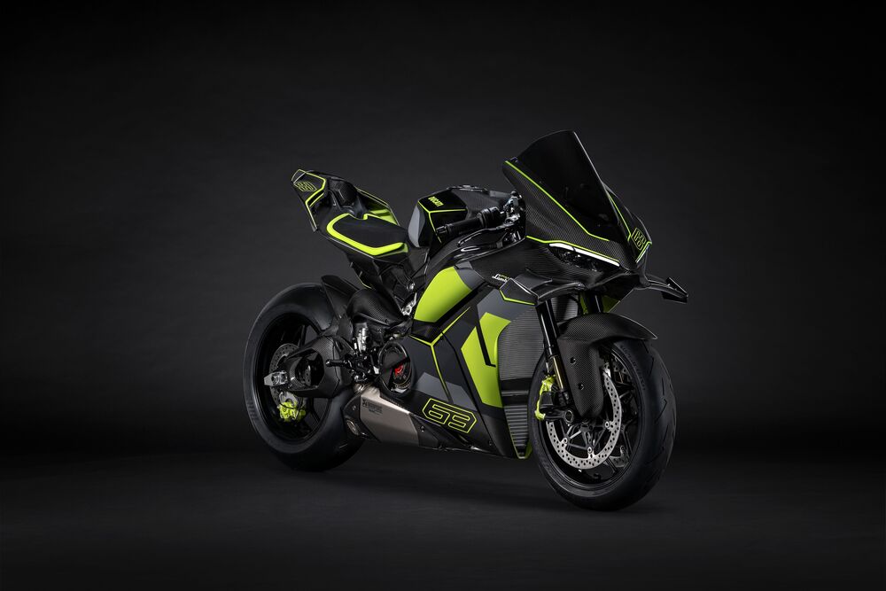 Обои для рабочего стола Мотоцикл Ducati / Дукати черного цвета с зелеными элементами на темном фоне вид спереди