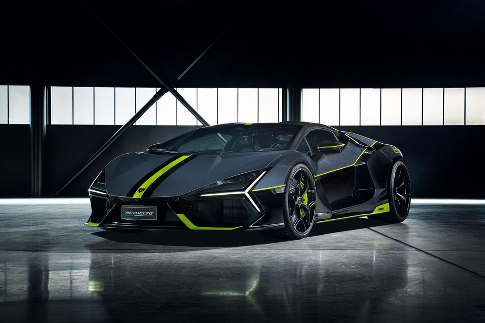 Обои для рабочего стола Автомобиль Lamborghini Centenario / Ламборгини серо-черного цвета с желтыми полосами стоит в темном ангаре на фоне больших окон