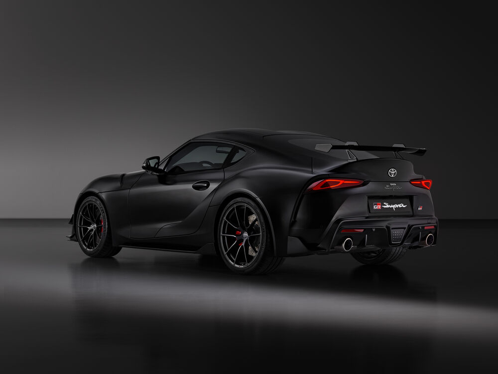 Обои для рабочего стола Автомобиль Toyota / Тойота GR Supra / GR Супра A90 / А90 Final Edition / Финал Эдишн черного цвета стоит на темном фоне