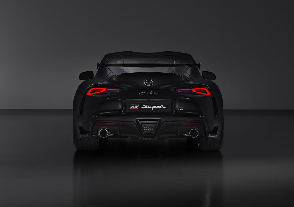 Обои для рабочего стола Toyota GR Supra A90 Final Edition 2025 на темно-сером фоне вид сзади