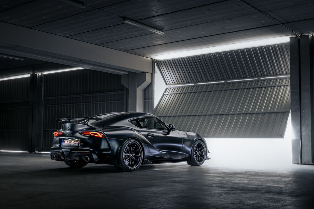Обои для рабочего стола Toyota GR Supra A90 Final Edition 2025 черного цвета выезжает с подземной парковки