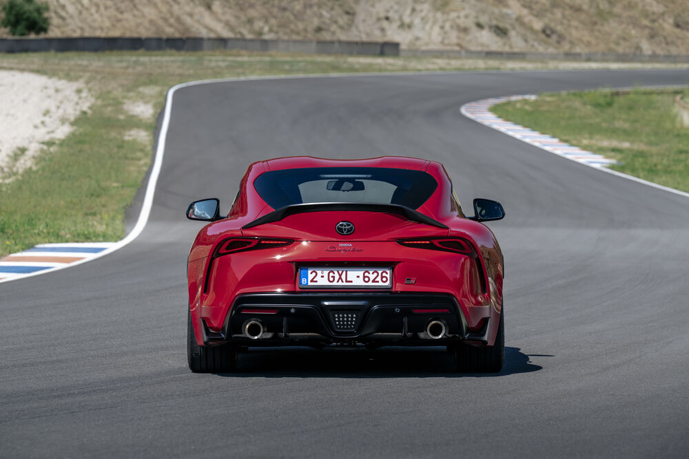 Обои для рабочего стола Toyota GR Supra Lightweight EVO 2025 посреди дороги, вид сзади