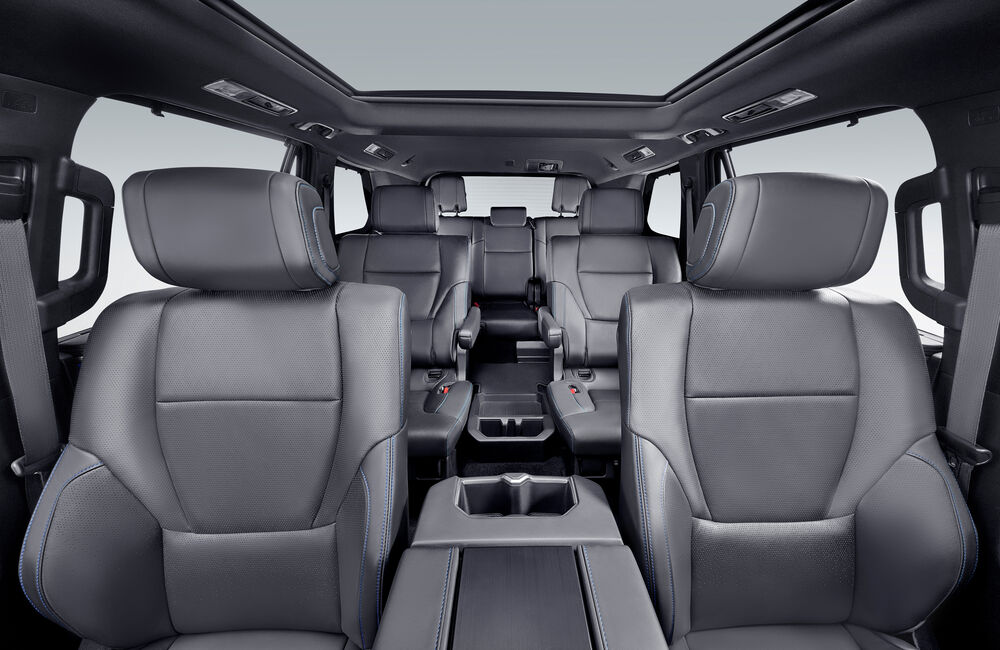 Обои для рабочего стола Салон Toyota / Toyota Sequoia Platinum с кожаными сиденьями серого цвета