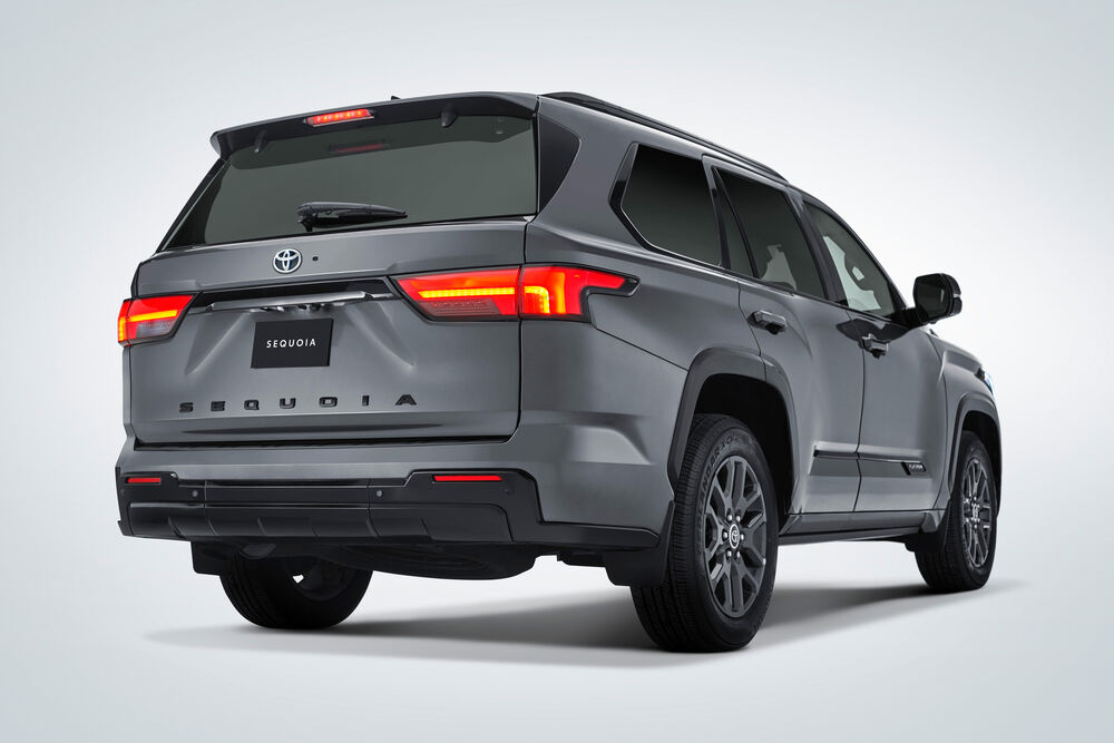 Обои для рабочего стола Toyota Sequoia / Тойота Cеквойя серого цвета на светлом фоне вид сзади