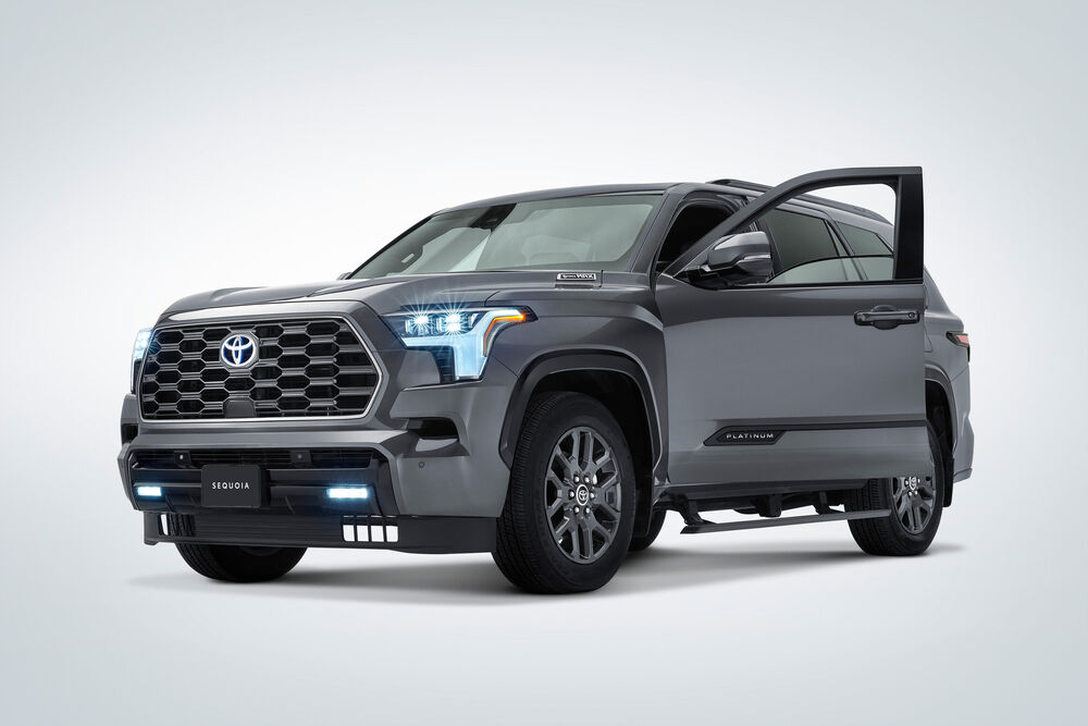 Обои для рабочего стола Автомобиль Toyota Sequoia / Тойота Секоя Platinum стоит на светлом фоне, передняя левая дверь открыта