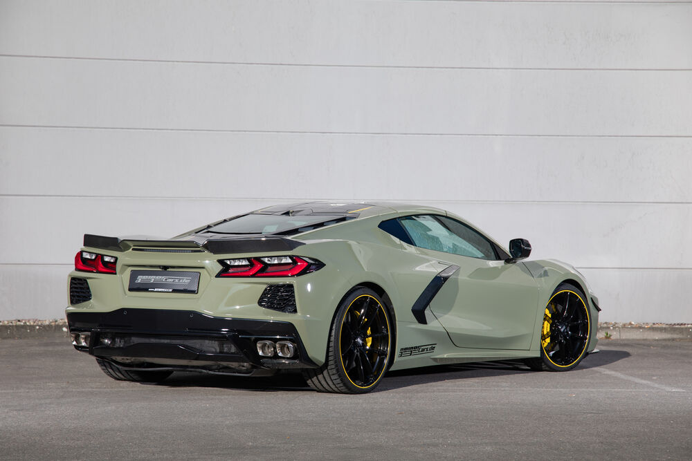 Обои для рабочего стола Chevrolet Corvette Stingray 3LT Coupe у белой стены гаража сзади