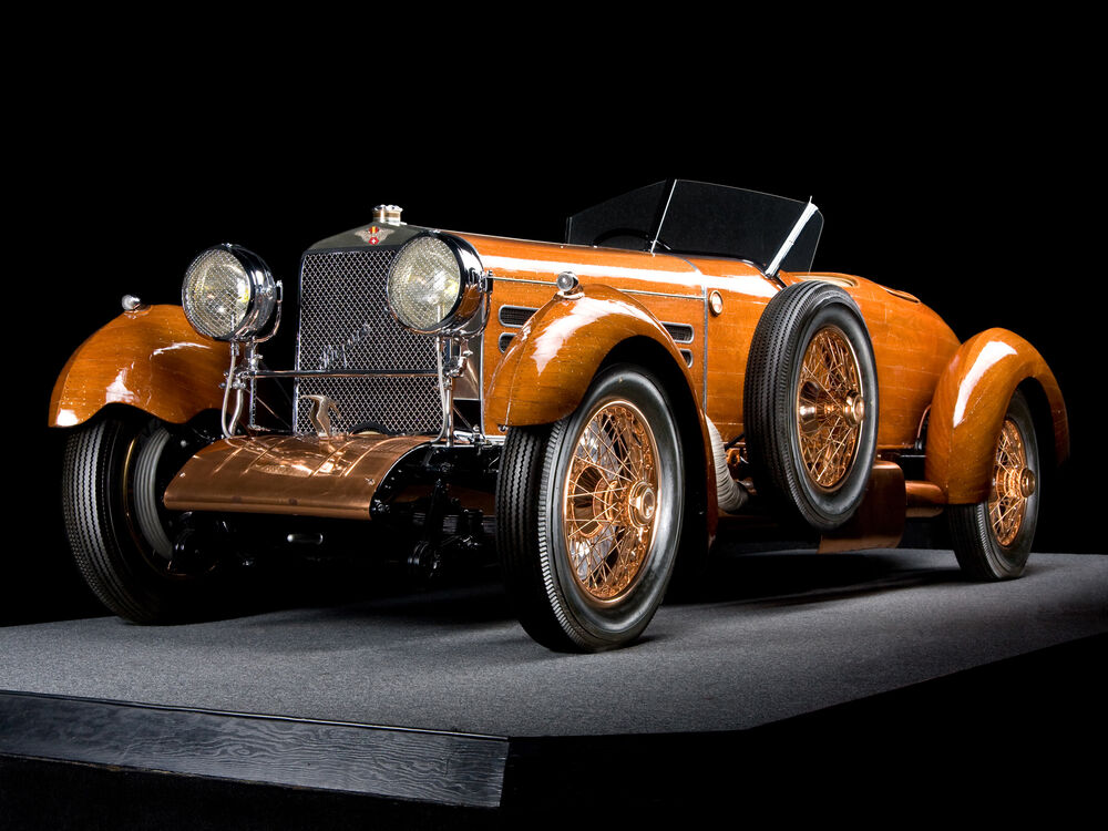 Обои для рабочего стола Автомобиль Isotta Fraschini Tipo 8A на пьедестале на черном фоне