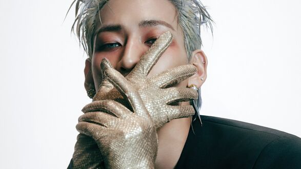 Обои на рабочий стол Бамбам / Bambam прикрывает лицо золотыми перчатками на фоне белой стены
