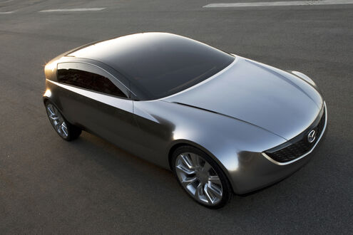 Обои на рабочий стол Концепт-кар Мазда / Mazda находится на асфальтированной дороге в солнечный день