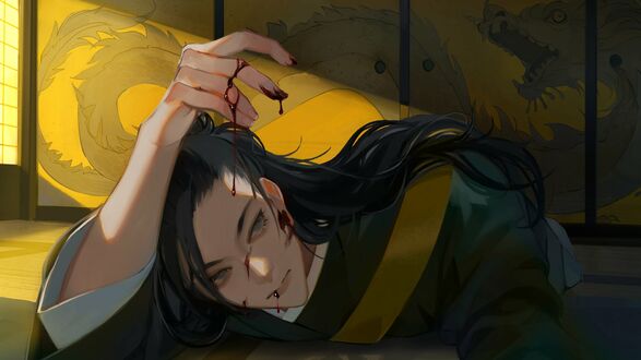 Обои на рабочий стол Сугуру Гэто / Suguru Getou из аниме Магическая битва / Jujutsu Kaisen с окровавленной рукой и лицом лежит на полу в темном помещении на фоне изображения драконов
