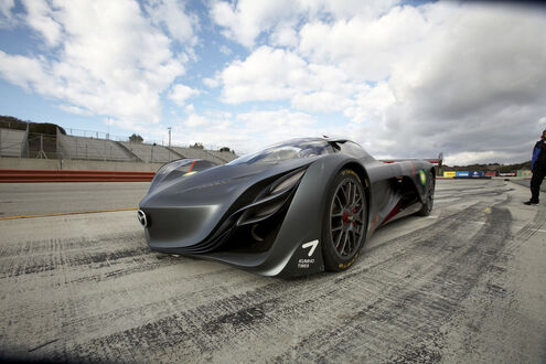Обои на рабочий стол Автомобиль Mazda Furai стоит на гоночной трассе в солнечный день на фоне пустых трибун