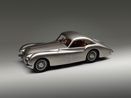 Обои на рабочий стол Автомобиль Talbot-Lago / Тальбо-Лаго T26 GS Coupe Barou серебристого цвета стоит на сером фоне в фотостудии