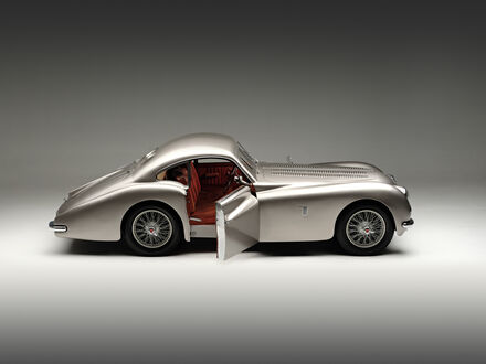 Обои на рабочий стол Автомобиль Talbot-Lago / Тальбо-Лаго T26 GS Coupe серебристого цвета с открытой дверью стоит на светлом фоне в студии