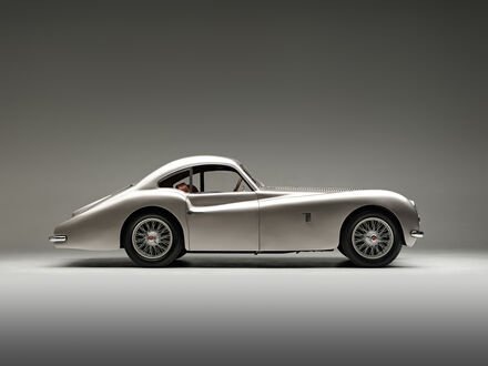 Обои на рабочий стол Автомобиль Talbot-Lago / Тальбо-Лаго T26 GS Coupe серебристого цвета сером фоне вид сбоку