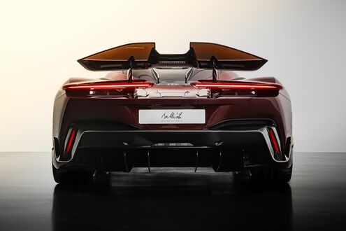 Обои на рабочий стол Бордовый Automobili Pininfarina Battista Novantacinque на светлом фоне вид сзади