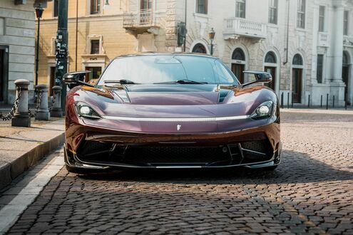 Обои на рабочий стол Бордовый Automobili Pininfarina Battista Novantacinque на брусчатке на фоне зданий