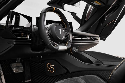 Обои на рабочий стол Темный салон автомобиля Automobili Pininfarina Battista Novantacinque