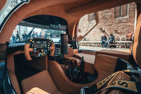 Обои на рабочий стол Бежевый салон гиперкара Porsche