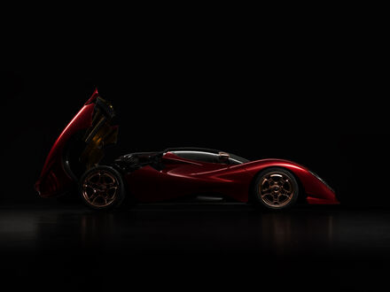 Обои на рабочий стол Автомобиль De Tomaso / Де Томазо бордового цвета с открытым капотом стоит на черном фоне вид сбоку