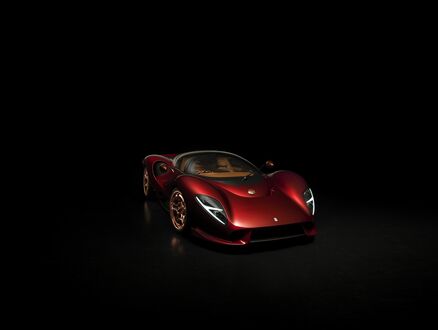 Обои на рабочий стол Автомобиль De Tomaso / Де Томазо бордового цвета стоит на черном фоне вид 3 / 4