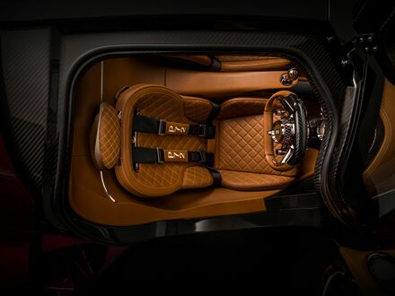 Обои на рабочий стол Салон автомобиля De Tomaso / Де Томазо с коричневой кожаной обивкой и карбоновым кузовом в помещении вид сверху