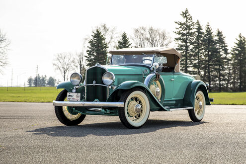 Обои на рабочий стол Зеленый DeSoto SA 2 / 4-Passenger Roadster на дороге в солнечный день на фоне деревьев